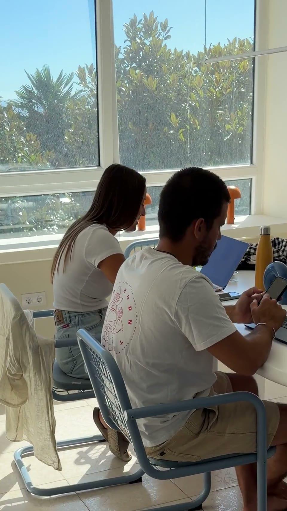 Dos personas trabajando junto a la ventana