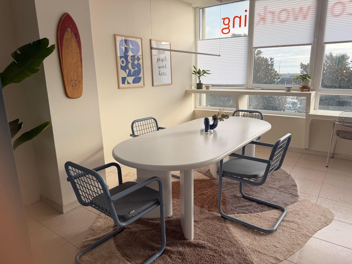Mesa compartida de Nodo con alfombra, láminas y tabla de surf