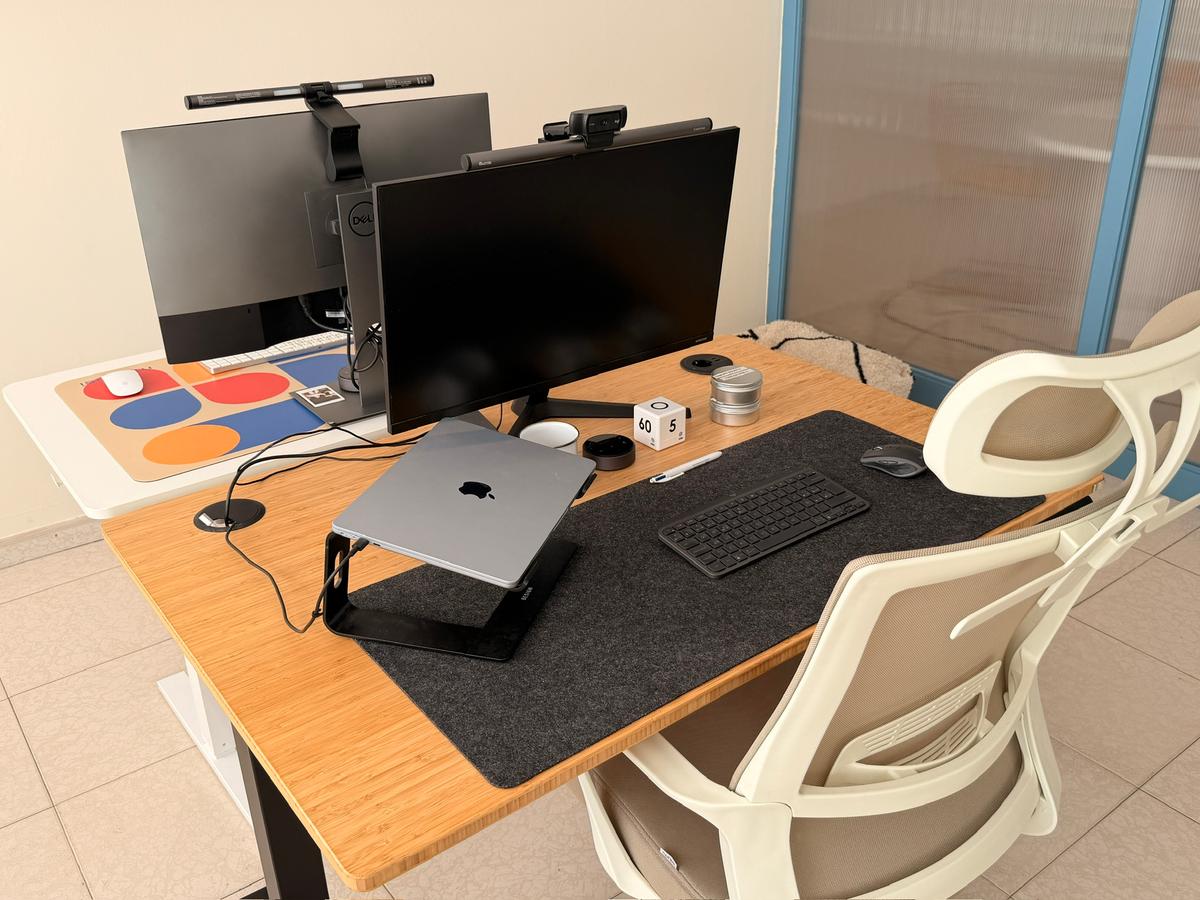 Puesto fijo con mesa elevable de bambú, dos monitores y silla ergonómica